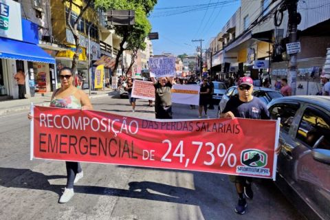 Protesto em Cachoeiro cobra recomposição de perdas salariais