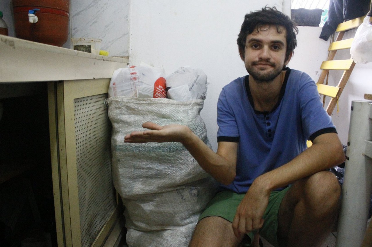 Sem coleta seletiva, moradores 'guardam' lixo seco em casa à espera de solução