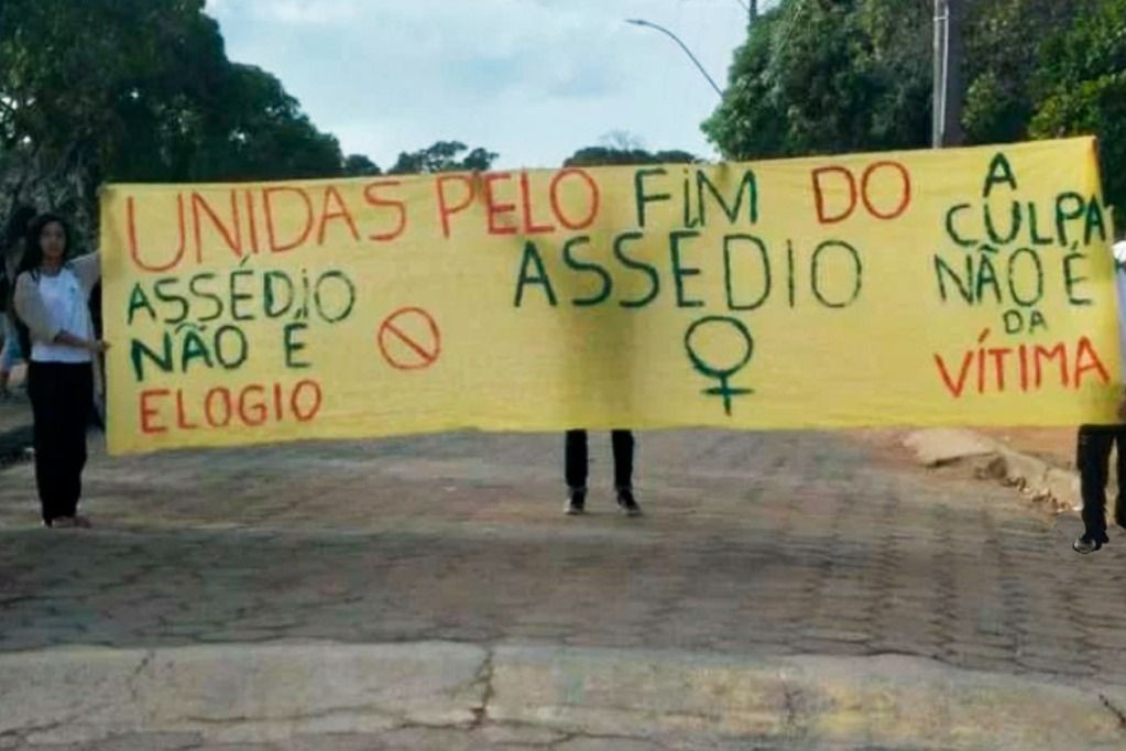 protesto_dona_astrogilda_assedio_sexual_professor_aracruz_redes_sociais