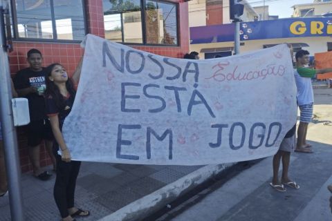 Estudantes protestam contra troca de diretor de escola em Marataízes