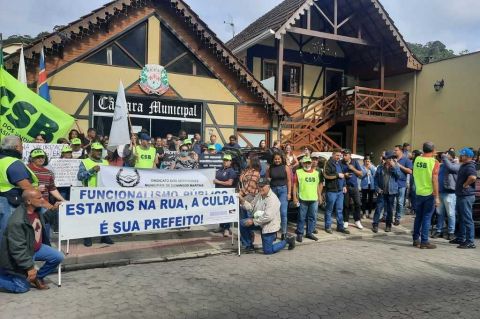 Servidores ocupam as ruas de Domingos Martins em movimento grevista