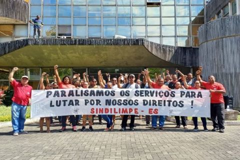 Trabalhadores protestam em frente à Prefeitura de Vitória por 13º salário
