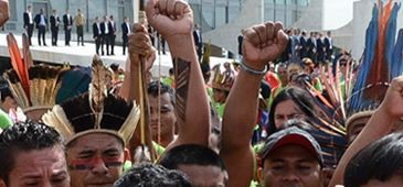 Índios protestam em Brasília contra novas regras para processos de demarcação