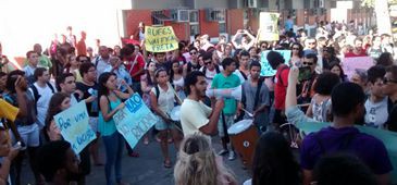Estudantes da Ufes protestam contra professor acusado de racismo