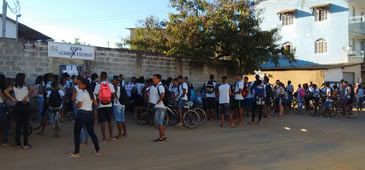 Alunos de escola estadual em Guarapari protestam contra precariedade da unidade