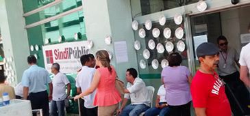 Servidores fazem vigília para garantir pagamento de auxílio-alimentação