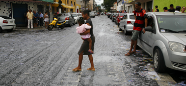 Chuva agrava sujeira em ruas próximas às seções eleitorais