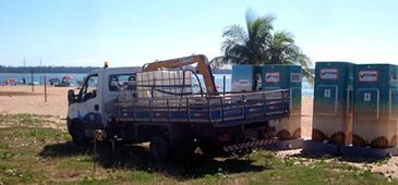 Moradores reclamam de banheiros sobre restinga na Praia de Camburi