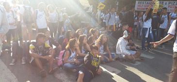 Alunos de escola em Cariacica protestam contra implantação do Escola Viva