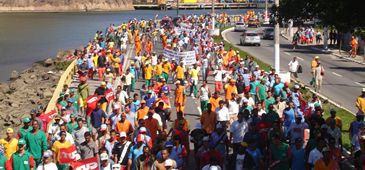 Cerca de 500 garis protestam em Vitória por retomada de negociações