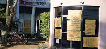 Ocupação da Rádio Universitária revela abandono do antigo prédio da FCAA