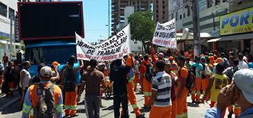 Trabalhadores do setor de limpeza protestam contra demissões na Prefeitura de Vila Velha