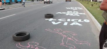 Ciclistas em risco: protesto chama atenção para acidentes na BR 262