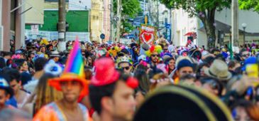 Desfile de blocos de rua provoca interdição de vias na Grande Vitória