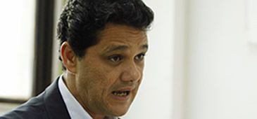Impasse entre governo federal e PMDB deixa Ricardo Ferraço mais longe da disputa