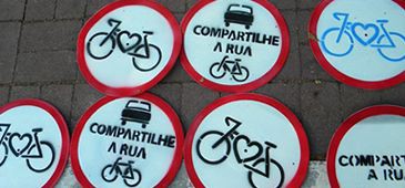 Placas de trânsito de vinil alertam para a precária sinalização para ciclistas em Vila Velha