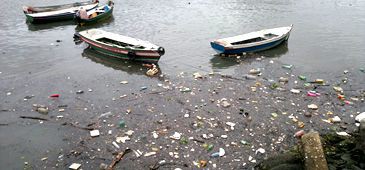 Chuvas carreiam lixo para baía de Vitória e dão visibilidade à poluição