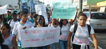 Pais e alunos protestam diante da precariedade de escola estadual em Jacaraípe