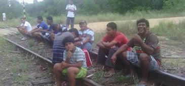 Índios ocupam ferrovia da Vale que corta aldeias de Aracruz