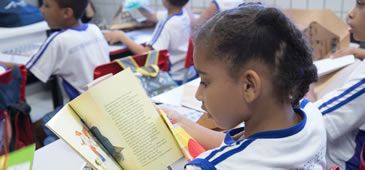 Alunos de escola da Capital recebem livros de programa social de incentivo à leitura