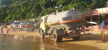 Serviço sujo: caminhão limpa-fossa atrapalha o dia de praia de turistas em Guarapari