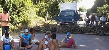 Aldeias Guarani fecham rodovia ES 010 como forma de protesto