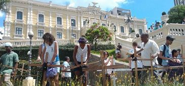 Manifestantes da marcha contra o extermínio de negros fincam cruzes no Palácio Anchieta
