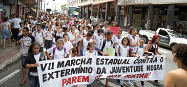 Marcha contra o Extermínio da Juventude Negra reúne centenas de pessoas em Vitória
