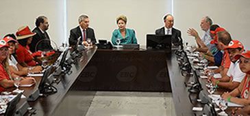 Presidente Dilma recebe pauta de reivindicações do MST, mas protela definições