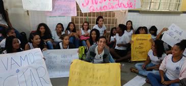 Estudantes fazem protesto contra fechamento de turmas em escola de São Mateus