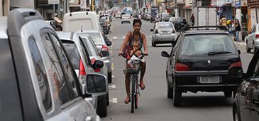 Para pedalar com segurança, é essencial sinalizar as ruas e acalmar o trânsito