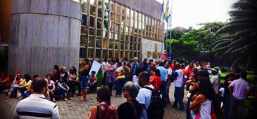 Professores ocupam em vigília a sede da Prefeitura de Vitória no segundo dia de greve