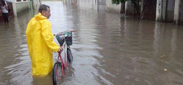 Sem drenagem, chuvas transformam ruas de Vila Velha em 'rios'
