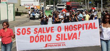 População e trabalhadores protestam contra fim de serviços do Dório Silva