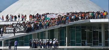 Em Brasília, índios protestam por demarcação e contra discriminação