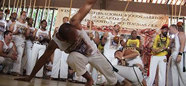 Encontro internacional de capoeira emociona Itaúnas