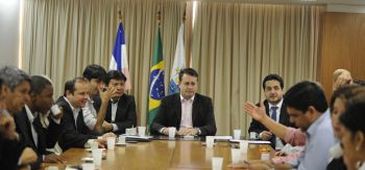 Vereadores entregam proposta de redução de despesas da Câmara a prefeito de Vitória