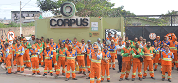 Após novas demissões, trabalhadores fazem protesto em Vila Velha