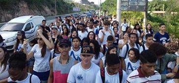 Estudantes protestam em solidariedade a ocupantes de escolas no Estado