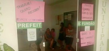 Em protesto, professores ocupam prefeitura de Fundão