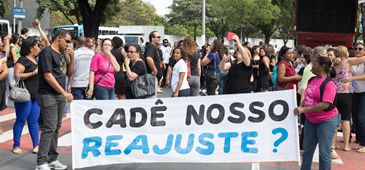Servidores de Vitória protestam na prefeitura por valorização