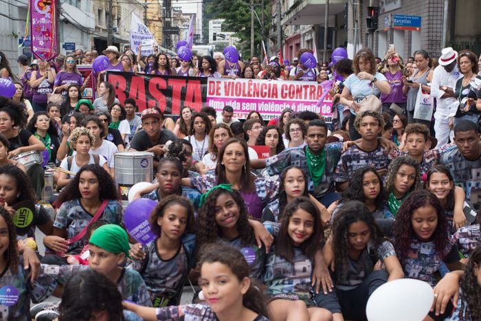 Mulheres pedem 'basta à violência' e 'fora Bolsonaro' em protesto na Capital