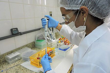 Laboratório Central do Estado é referência nacional em tuberculose