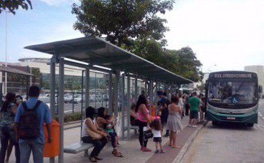 Novos abrigos em pontos de ônibus começam a ser instalados na Capital