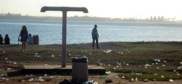 Moradores reclamam de lixo após festas na Praia de Camburi