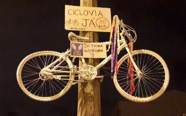 Com 'ghost bike', ciclistas vão homenagear jornalista que morreu atropelado