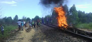 No quarto dia de protestos, índios reocupam ferrovia da Vale que corta aldeias de Aracruz