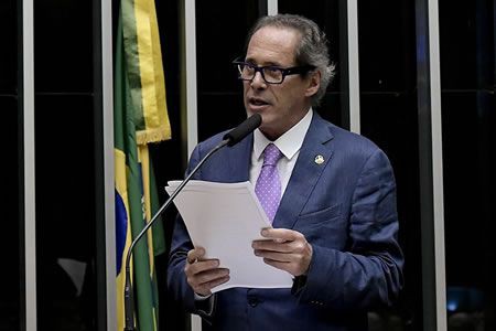 Empresário Luiz Pastore assume cadeira de Rose no Senado
