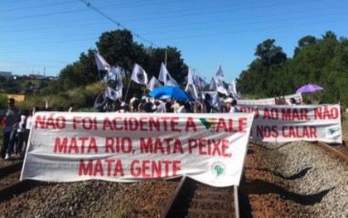 Atingidos do Rio Doce bloqueiam trilhos do trem da Vale na Serra