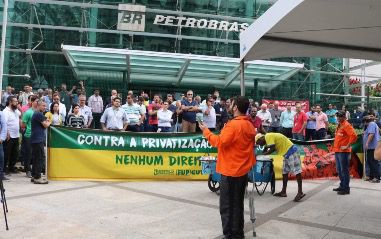 Trabalhadores da Petrobras votam contra retirada de direitos e a favor de greve